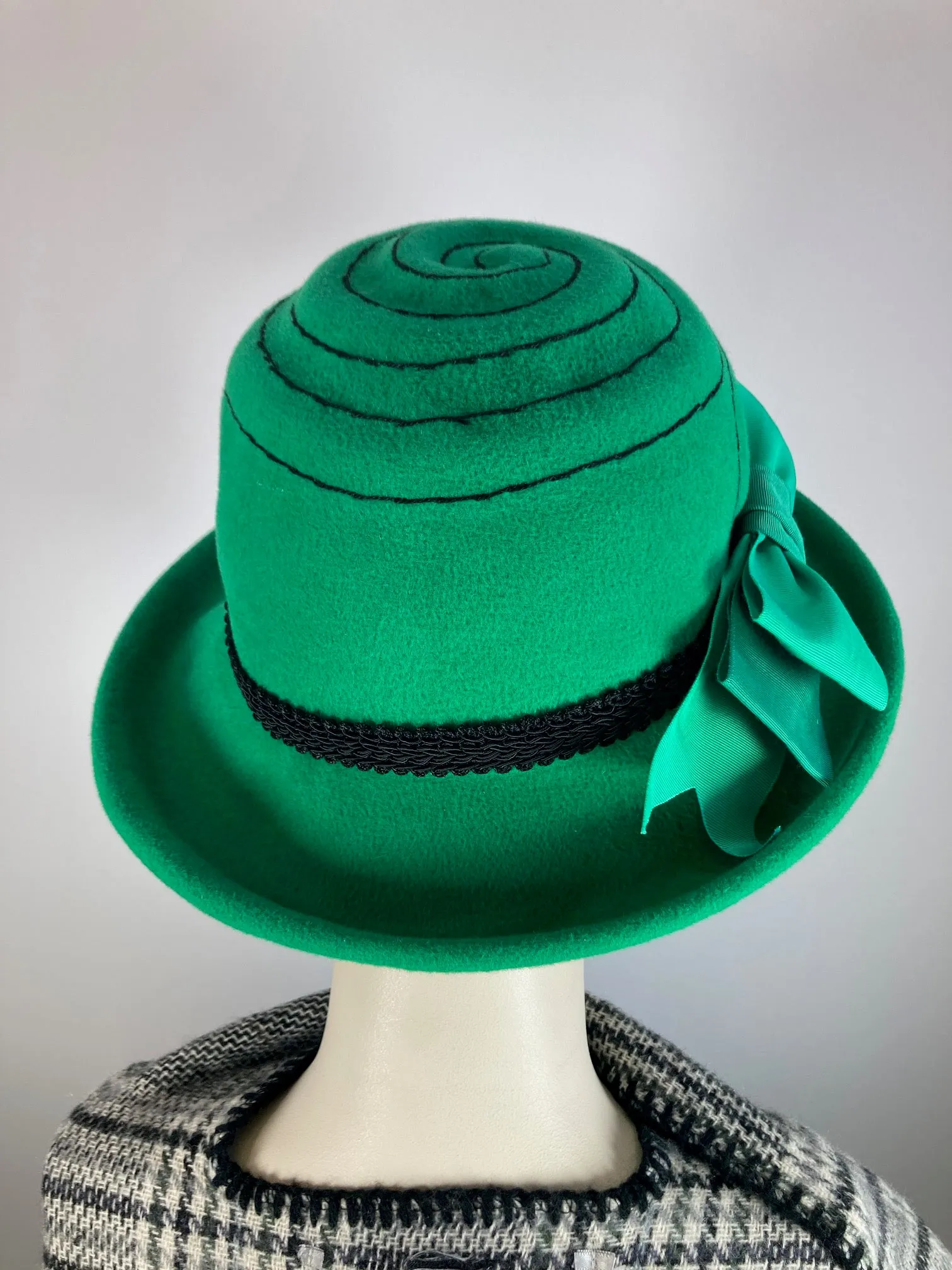 Women's green hat. Winter hat Downton Abbey. Black and green hat. Stitched embroidered hat. Ladies wool felt fashion hat.