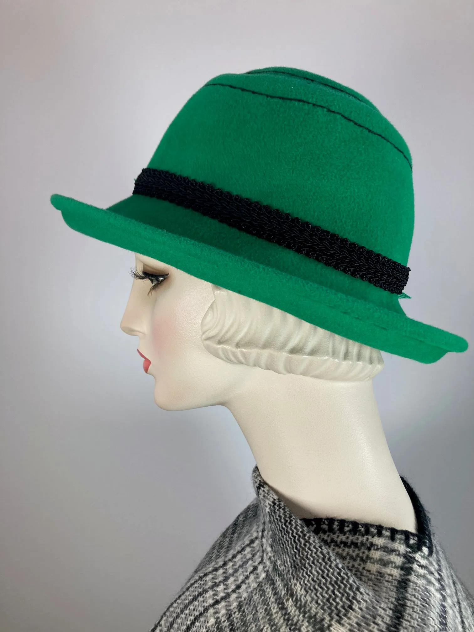 Women's green hat. Winter hat Downton Abbey. Black and green hat. Stitched embroidered hat. Ladies wool felt fashion hat.