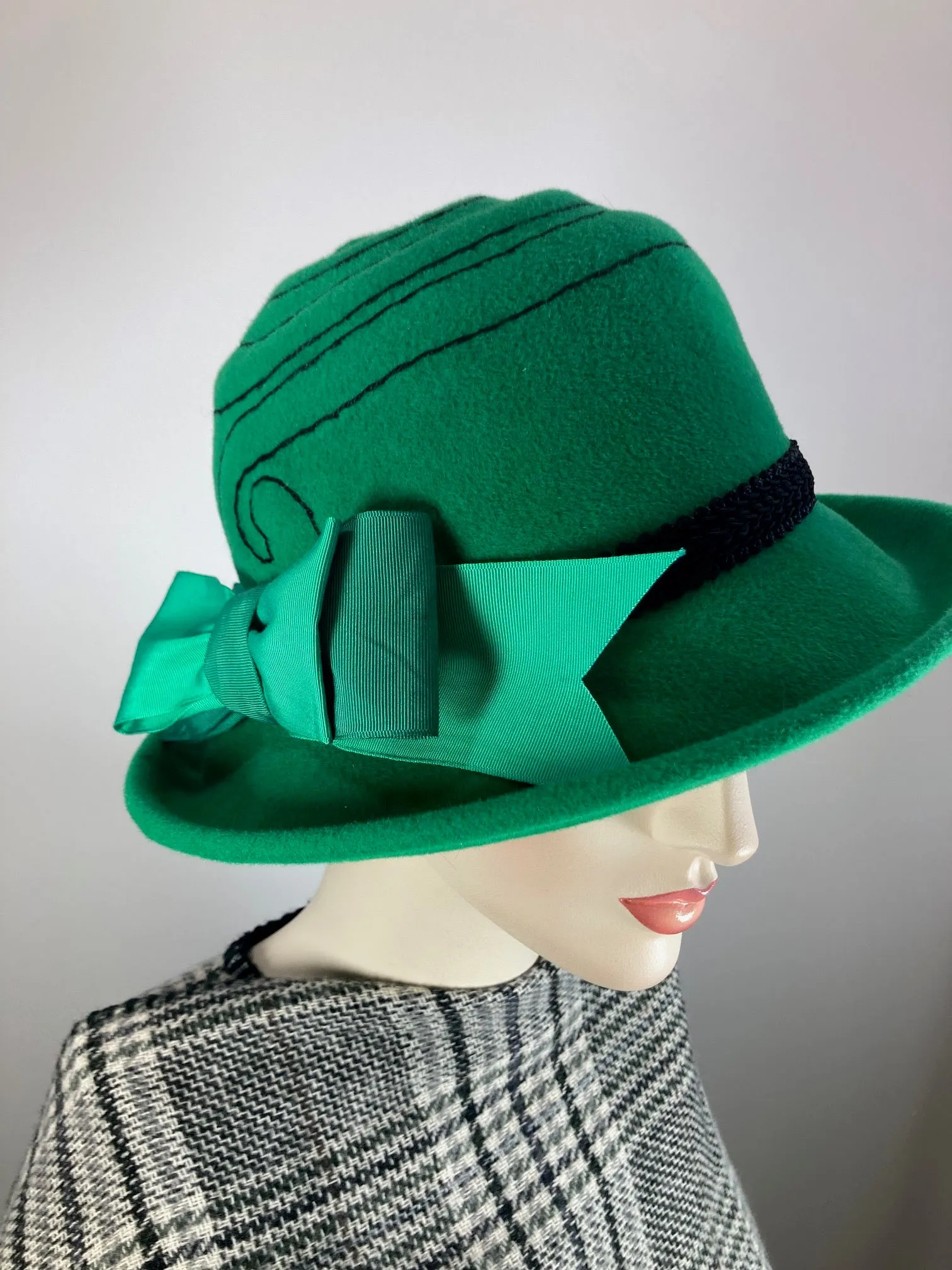 Women's green hat. Winter hat Downton Abbey. Black and green hat. Stitched embroidered hat. Ladies wool felt fashion hat.