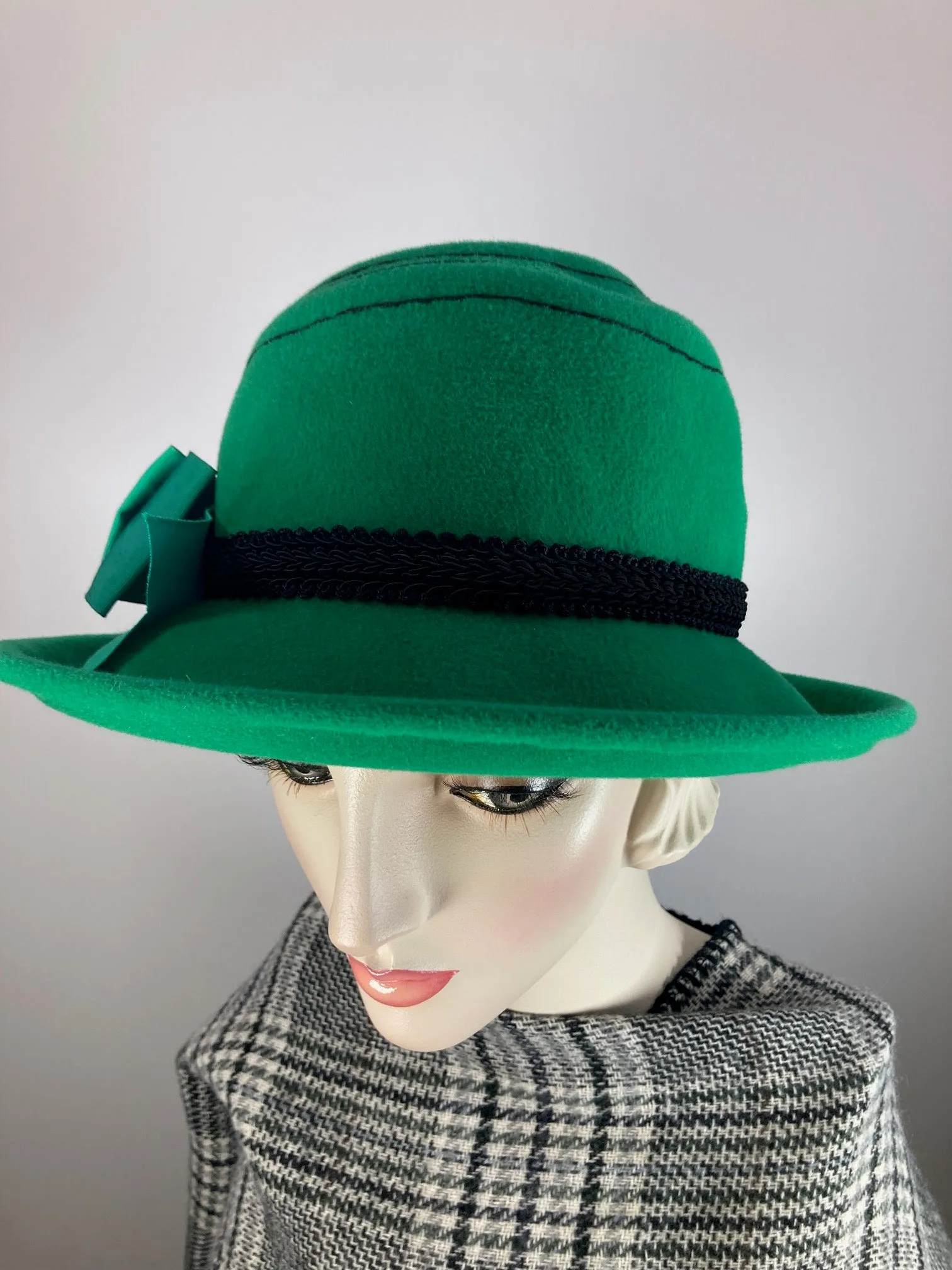 Women's green hat. Winter hat Downton Abbey. Black and green hat. Stitched embroidered hat. Ladies wool felt fashion hat.