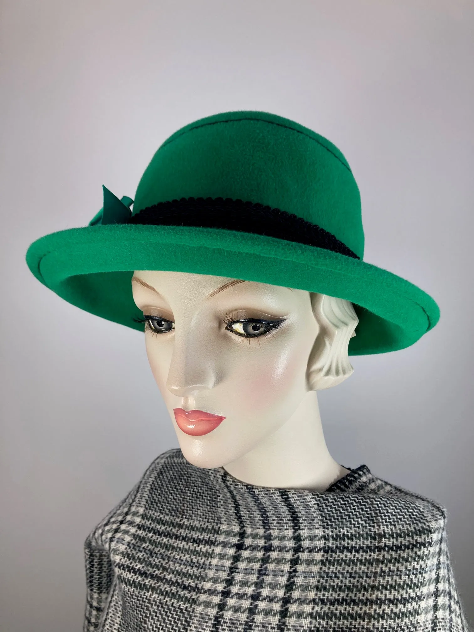 Women's green hat. Winter hat Downton Abbey. Black and green hat. Stitched embroidered hat. Ladies wool felt fashion hat.